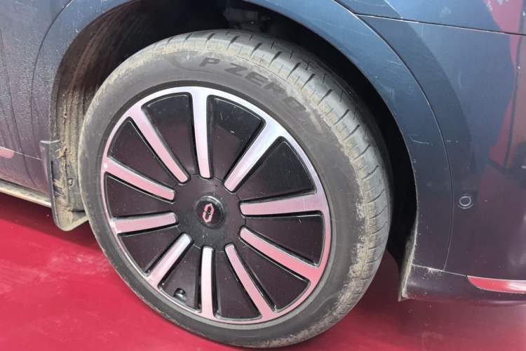 Used Hima AITO M9 2024 Range-Extended Ultra Version 42 kWh 6-Seater Model Right Front Wheel Hub