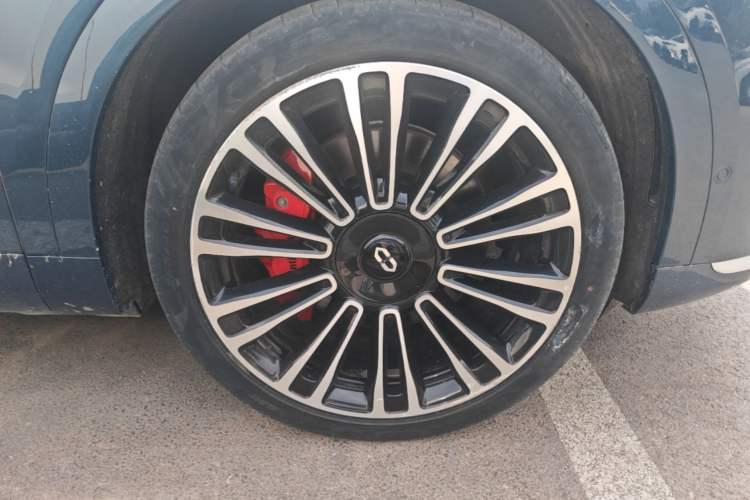 Used Hima AITO M9 2024 Range-Extended Max Edition 42 kWh 6-Seater Version Right Front Wheel Hub