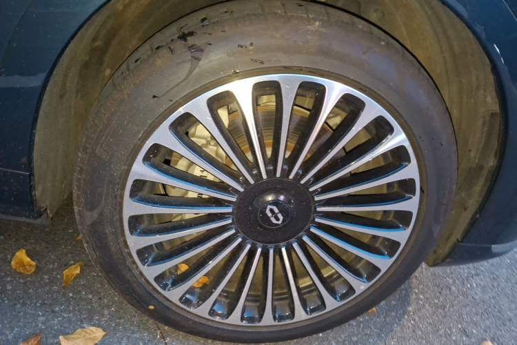 Used Hima AITO M9 2024 Range-Extended Max Edition 42 kWh 6-Seater Version Right Front Wheel Hub
