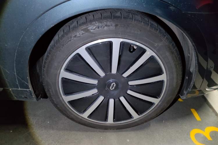 Used Hima AITO M9 2024 Range-Extended Ultra Version 42 kWh 6-Seater Model Right Front Wheel Hub