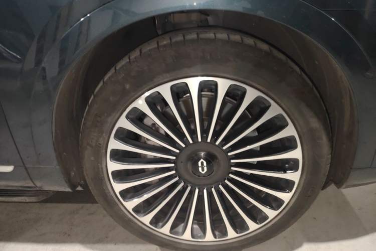 Used Hima AITO M9 2024 Range-Extended Max Edition 42 kWh 5-Seater Version Right Front Wheel Hub