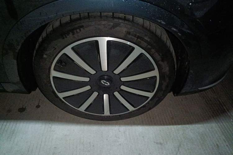 Used Hima AITO M9 2024 Range-Extended Ultra Version 42 kWh 6-Seater Model Right Front Wheel Hub