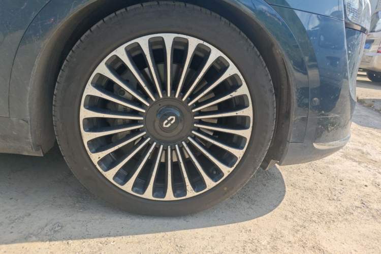 Used Hima AITO M9 2024 Range-Extended Max Edition 42 kWh 5-Seater Version Right Front Wheel Hub