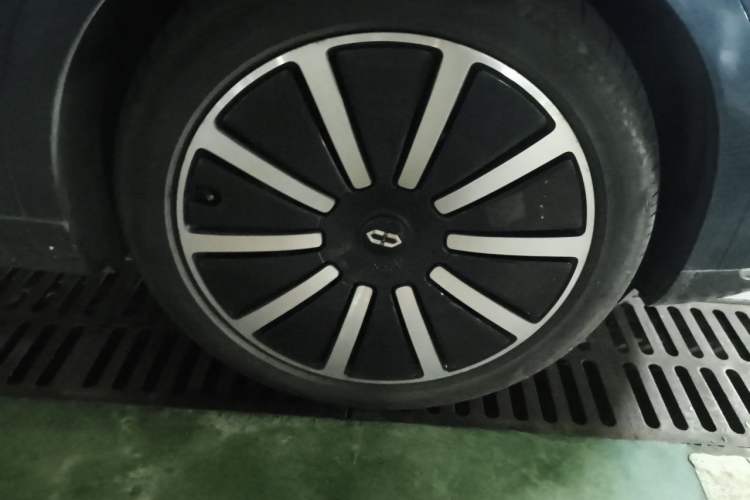 Used Hima AITO M9 2024 Range-Extended Ultra Version 42 kWh 6-Seater Model Right Front Wheel Hub