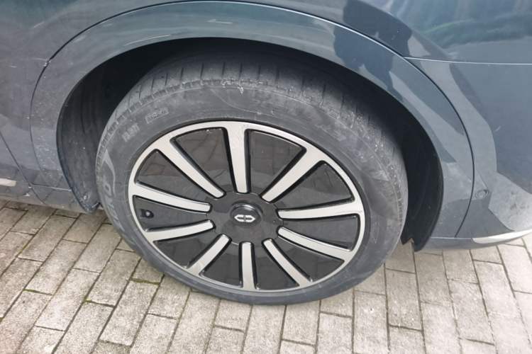 Used Hima AITO M9 2024 Range-Extended Max Edition 52 kWh 6-Seater Version Right Front Wheel Hub