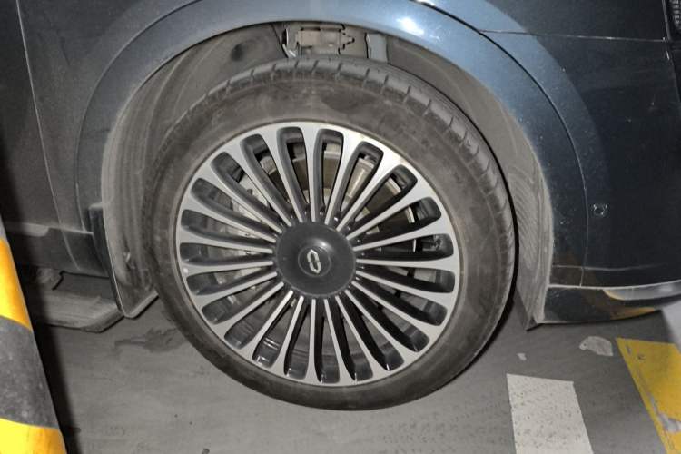 Used Hima AITO M9 2024 Range-Extended Ultra Version 52 kWh 5-Seater Model Right Front Wheel Hub