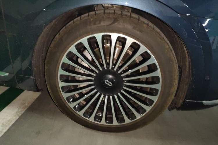 Used Hima AITO M9 2024 Range-Extended Ultra Version 52 kWh 6-Seater Model Right Front Wheel Hub
