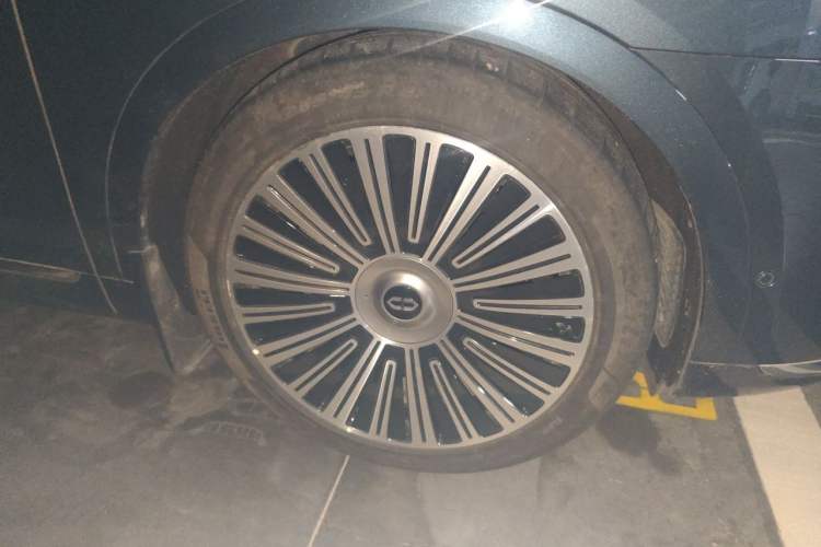 Used Hima AITO M9 2024 Range-Extended Ultra Version 42 kWh 6-Seater Model Right Front Wheel Hub