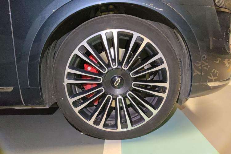 Used Hima AITO M9 2024 Range-Extended Max Edition 42 kWh 6-Seater Version Right Front Wheel Hub