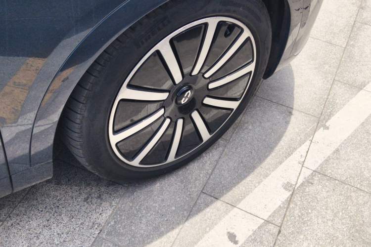 Used Hima AITO M9 2024 All-Electric Max Version 100 kWh 6-Seater Right Front Wheel Hub