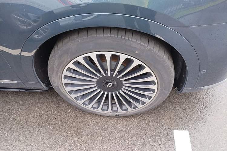 Used Hima AITO M9 2024 Range-Extended Ultra Version 52 kWh 5-Seater Model Right Front Wheel Hub
