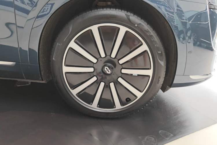 Used Hima AITO M9 2024 Range-Extended Ultra Version 42 kWh 6-Seater Model Right Front Wheel Hub