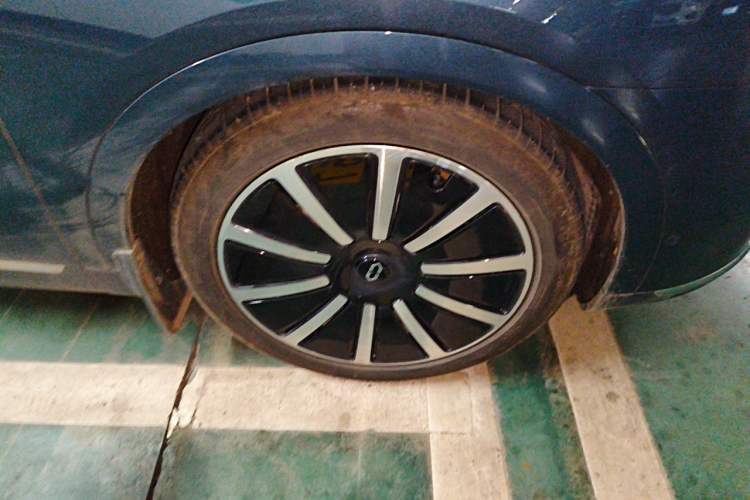 Used Hima AITO M9 2024 Range-Extended Max Edition 42 kWh 6-Seater Version Right Front Wheel Hub