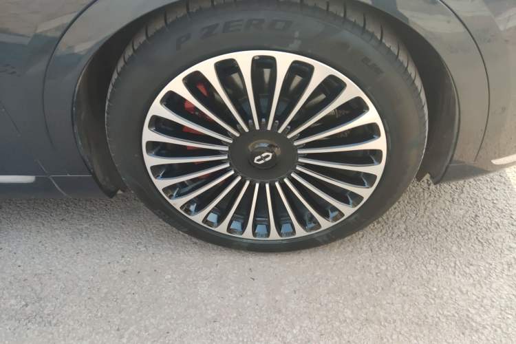 Used Hima AITO M9 2024 Range-Extended Max Edition 42 kWh 6-Seater Version Right Front Wheel Hub
