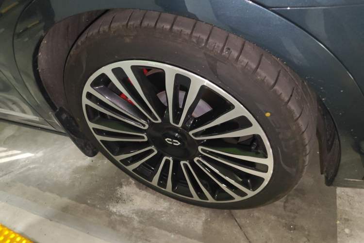 Used Hima AITO M9 2024 Range-Extended Ultra Version 42 kWh 6-Seater Model Right Front Wheel Hub