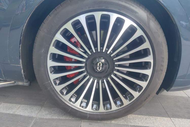Used Hima AITO M9 2024 All-Electric Ultra Version 100 kWh 5-Seater Model Right Front Wheel Hub