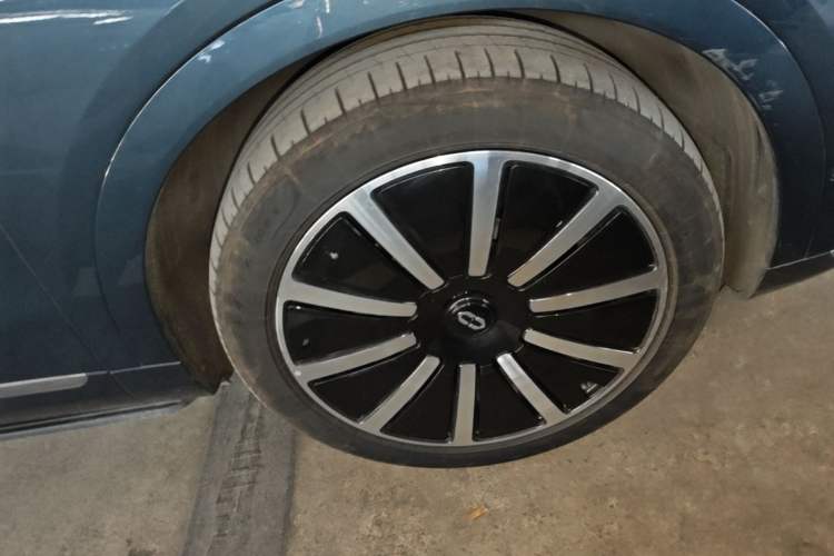 Used Hima AITO M9 2024 Range-Extended Ultra Version 42 kWh 6-Seater Model Right Front Wheel Hub