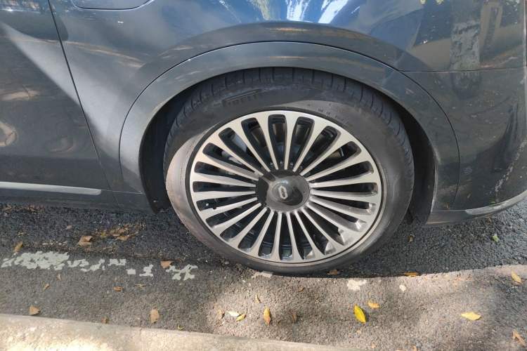 Used Hima AITO M9 2024 All-Electric Ultra Version 100 kWh 5-Seater Model Right Front Wheel Hub