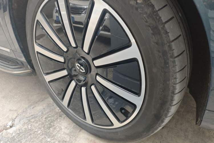 Used Hima AITO M9 2024 All-Electric Ultra Version 100 kWh 6-Seater Model Right Front Wheel Hub