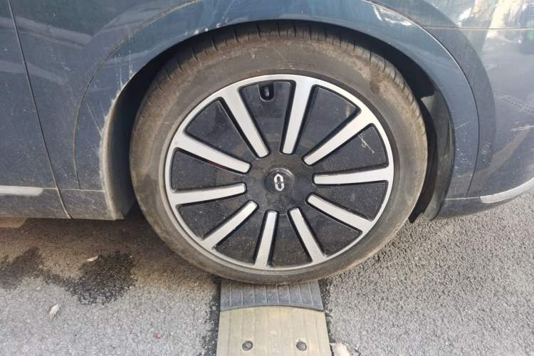 Used Hima AITO M9 2024 Range-Extended Max Edition 42 kWh 6-Seater Version Right Front Wheel Hub