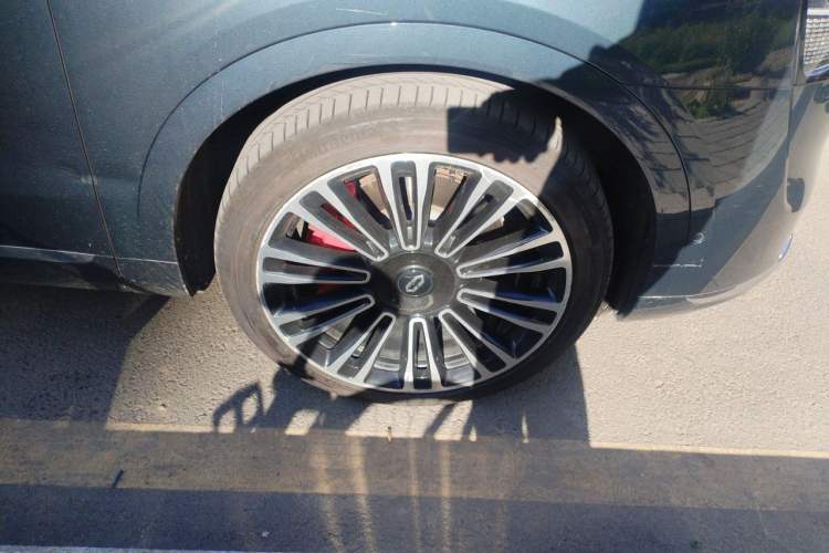 Used Hima AITO M9 2024 Range-Extended Ultra Version 42 kWh 6-Seater Model Right Front Wheel Hub