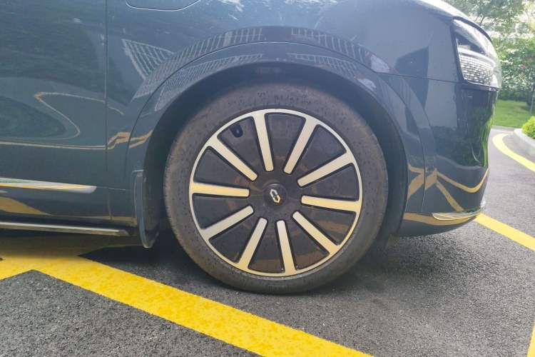 Used Hima AITO M9 2024 Range-Extended Max Edition 52 kWh 6-Seater Version Right Front Wheel Hub