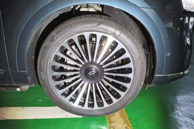 Used Hima AITO M9 2024 Range-Extended Ultra Version 42 kWh 6-Seater Model Right Front Wheel Hub