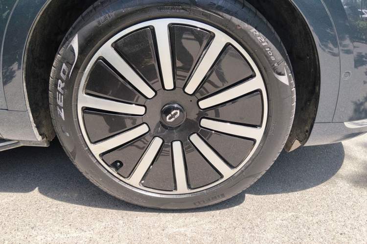Used Hima AITO M9 2024 All-Electric Max Version 100 kWh 6-Seater Right Front Wheel Hub