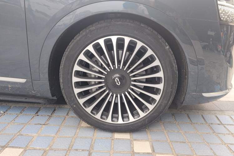 Used Hima AITO M9 2024 Range-Extended Ultra Version 42 kWh 6-Seater Model Right Front Wheel Hub