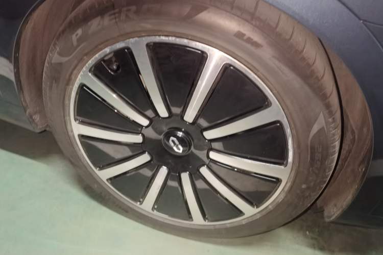Used Hima AITO M9 2024 Range-Extended Ultra Version 42 kWh 6-Seater Model Right Front Wheel Hub