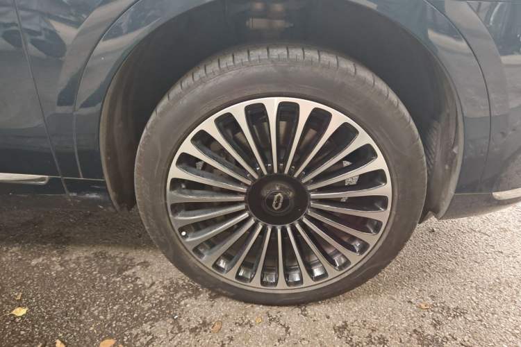 Used Hima AITO M9 2024 Range-Extended Max Edition 52 kWh 6-Seater Version Right Front Wheel Hub