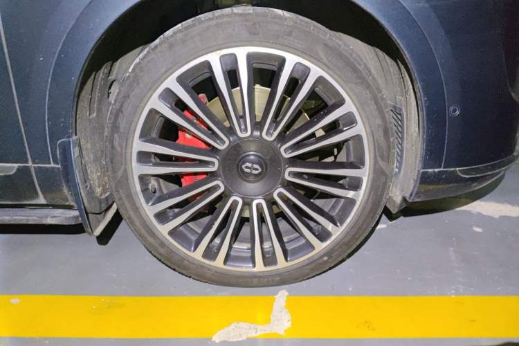 Used Hima AITO M9 2024 Range-Extended Ultra Version 52 kWh 6-Seater Model Right Front Wheel Hub