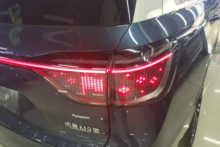 Used Hima AITO M9 2024 All-Electric Ultra Version 100 kWh 6-Seater Model Right Rear Taillight