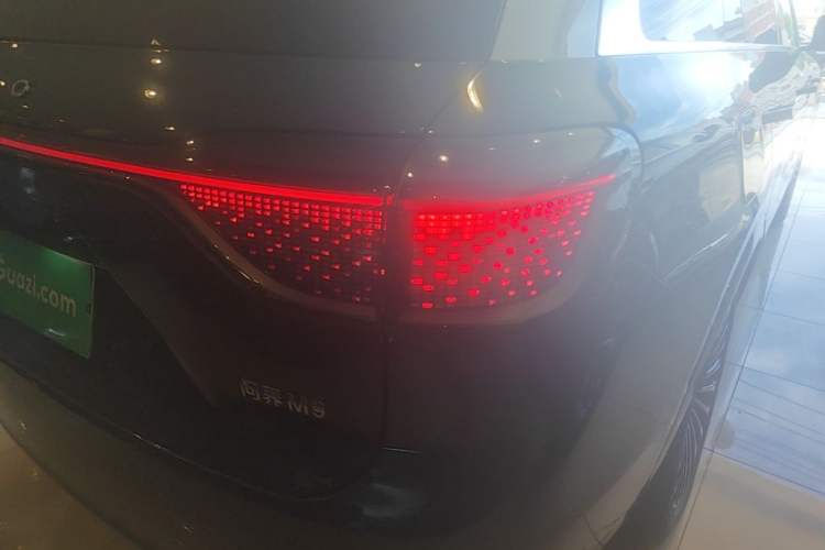Used Hima AITO M9 2024 Range-Extended Max Edition 42 kWh 6-Seater Version Right Rear Taillight