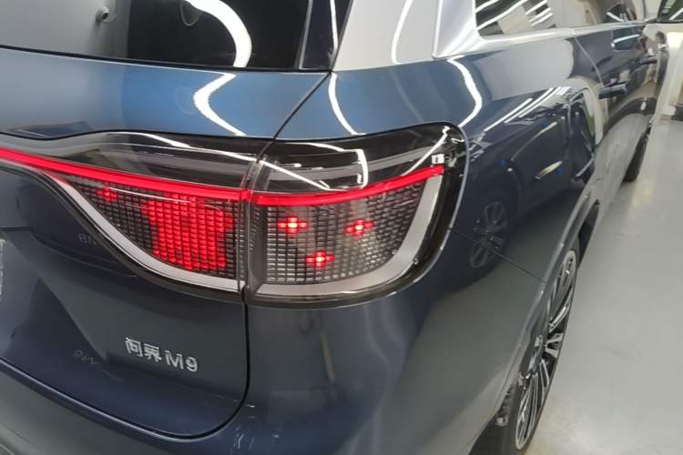 Used Hima AITO M9 2024 Range-Extended Ultra Version 52 kWh 5-Seater Model Right Rear Taillight