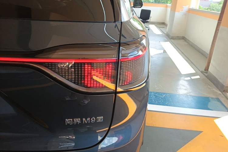 Used Hima AITO M9 2024 All-Electric Ultra Version 100 kWh 6-Seater Model Right Rear Taillight