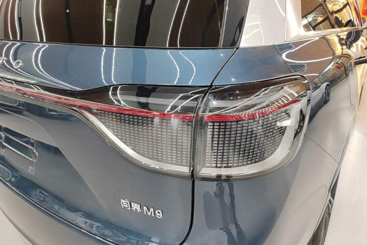 Used Hima AITO M9 2024 Range-Extended Ultra Version 42 kWh 6-Seater Model Right Rear Taillight
