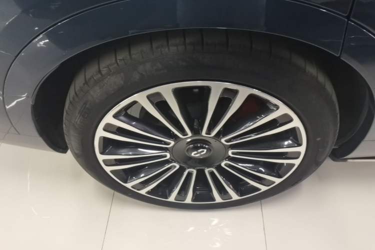 Used Hima AITO M9 2024 All-Electric Ultra Version 100 kWh 6-Seater Model Right Rear Wheel Hub