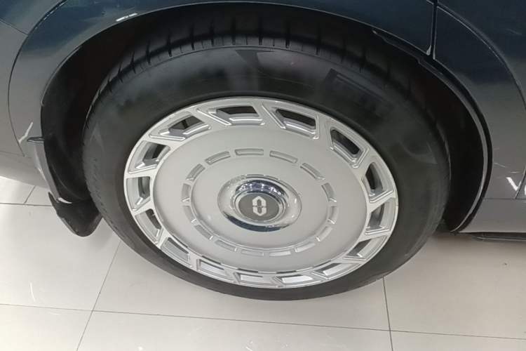 Used Hima AITO M9 2024 Range-Extended Ultra Version 42 kWh 6-Seater Model Right Rear Wheel Hub