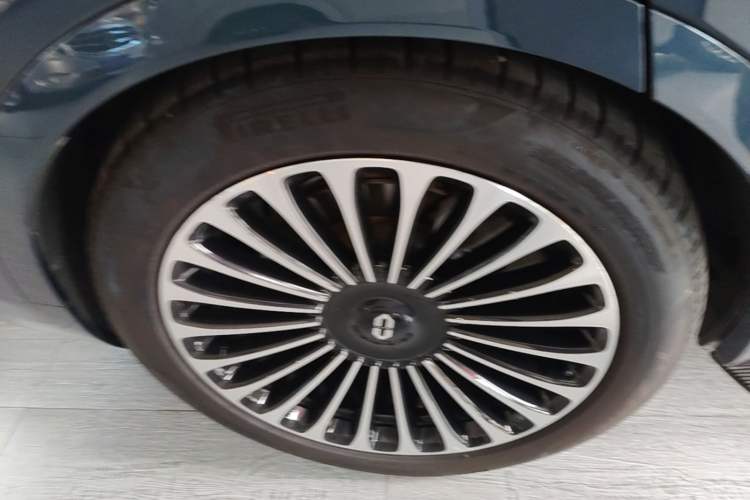 Used Hima AITO M9 2024 Range-Extended Ultra Version 42 kWh 6-Seater Model Right Rear Wheel Hub