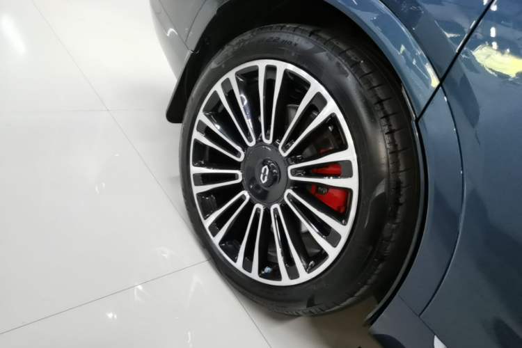 Used Hima AITO M9 2024 Range-Extended Ultra Version 42 kWh 6-Seater Model Right Rear Wheel Hub