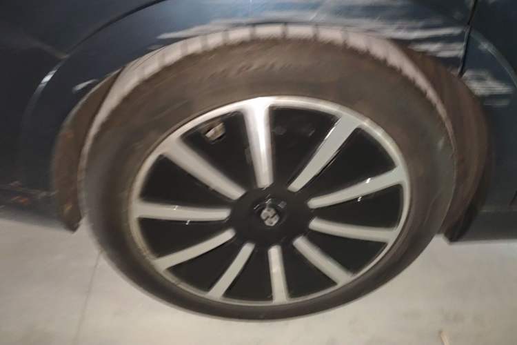 Used Hima AITO M9 2024 Range-Extended Max Edition 42 kWh 6-Seater Version Right Rear Wheel Hub