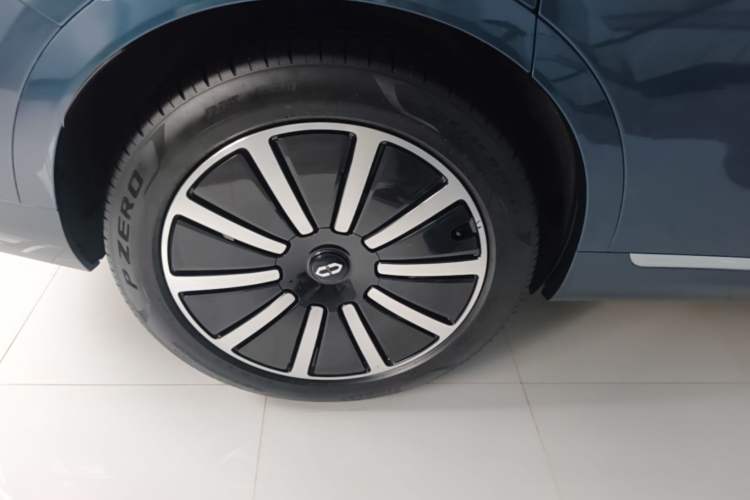 Used Hima AITO M9 2024 Range-Extended Ultra Version 42 kWh 6-Seater Model Right Rear Wheel Hub