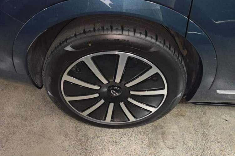 Used Hima AITO M9 2024 Range-Extended Max Edition 52 kWh 5-Seater Version Right Rear Wheel Hub