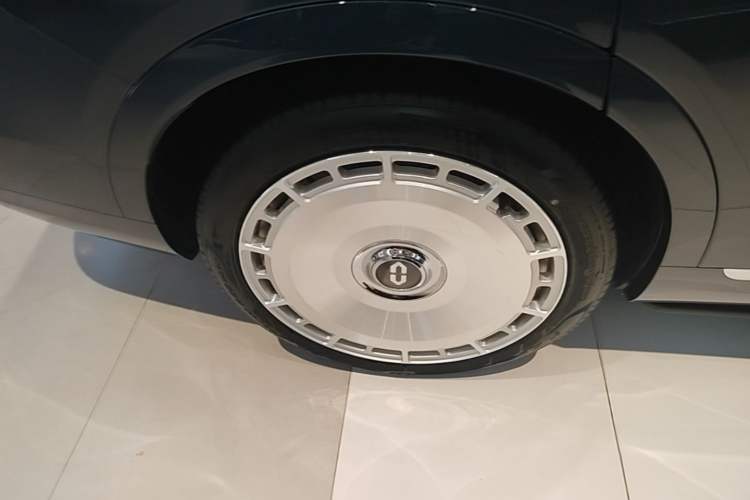 Used Hima AITO M9 2024 Range-Extended Ultra Version 52 kWh 6-Seater Model Right Rear Wheel Hub