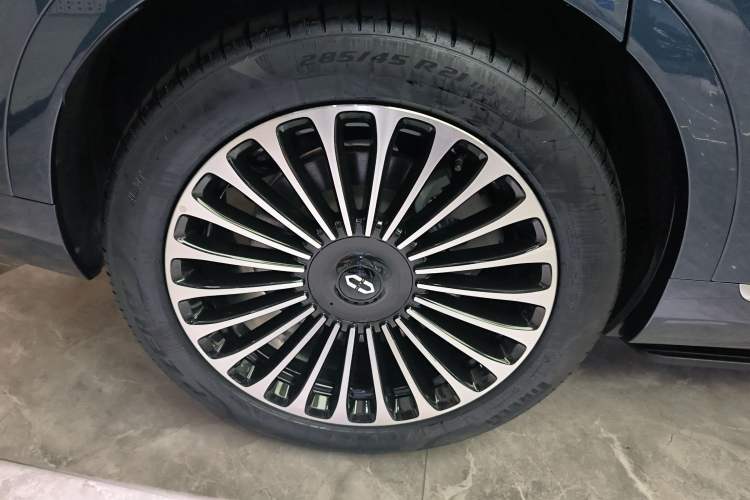 Used Hima AITO M9 2024 Range-Extended Max Edition 42 kWh 5-Seater Version Right Rear Wheel Hub