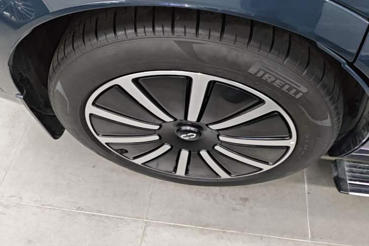 Used Hima AITO M9 2024 Range-Extended Ultra Version 42 kWh 6-Seater Model Right Rear Wheel Hub