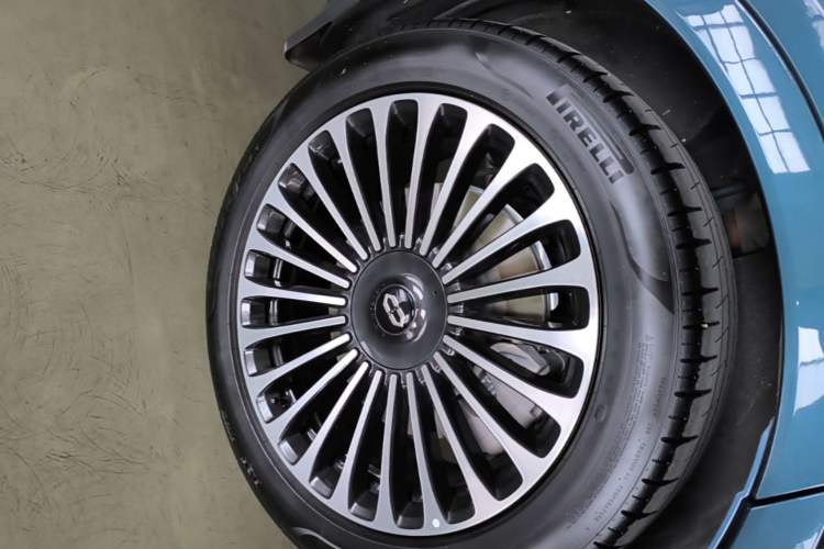 Used Hima AITO M9 2024 Range-Extended Ultra Version 42 kWh 6-Seater Model Right Rear Wheel Hub