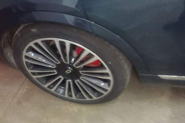 Used Hima AITO M9 2024 All-Electric Ultra Version 100 kWh 6-Seater Model Right Rear Wheel Hub