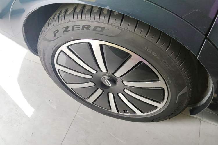 Used Hima AITO M9 2024 Range-Extended Ultra Version 42 kWh 6-Seater Model Right Rear Wheel Hub